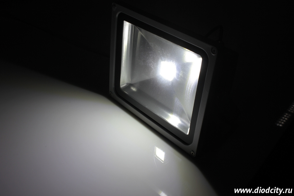 Светодиодный прожектор G-DТ130-28-W