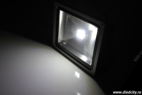 Светодиодный прожектор G-DТ130-28-W